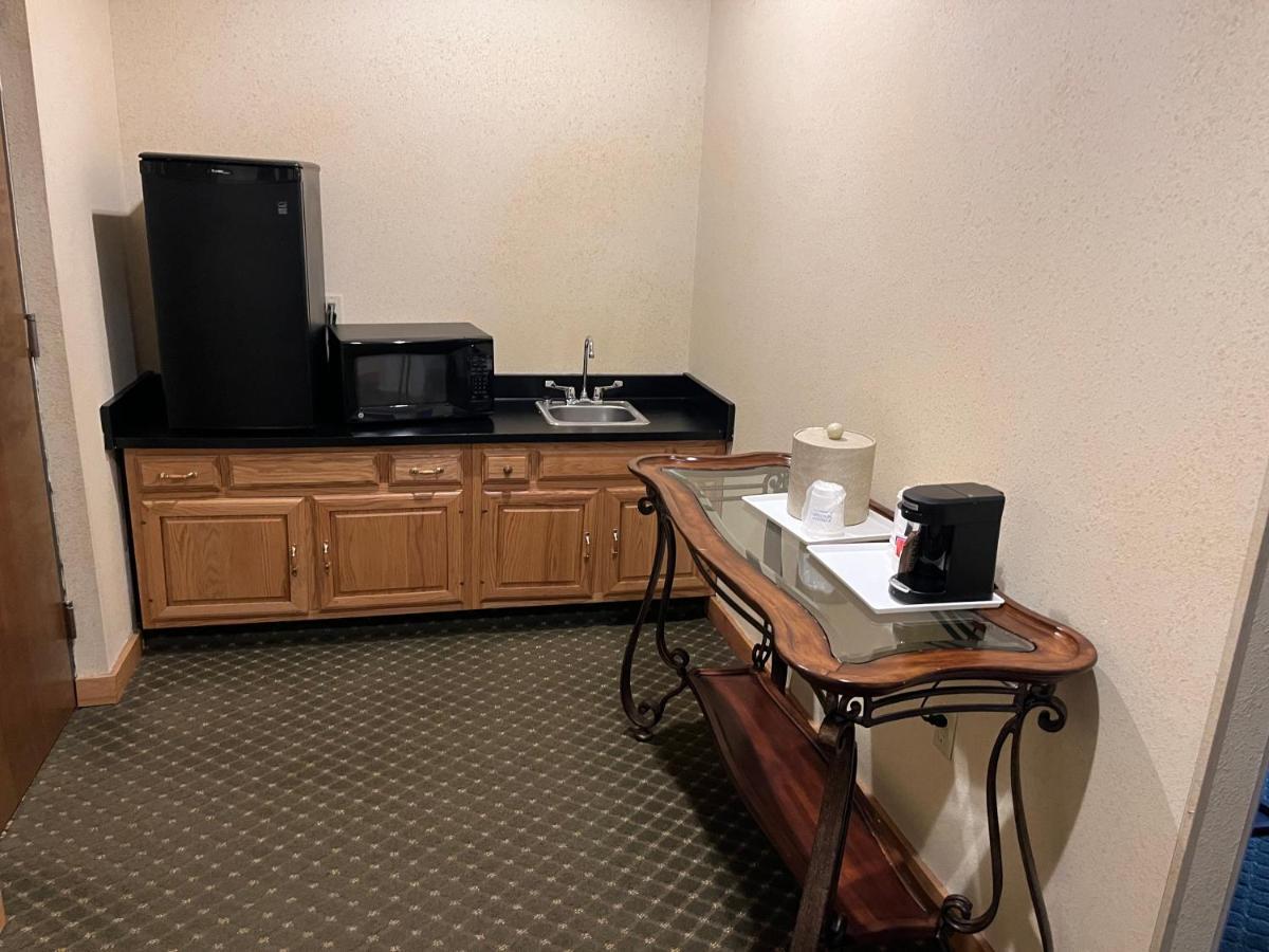 Days Inn & Suites By Wyndham Sutton Flatwoods Exterior foto