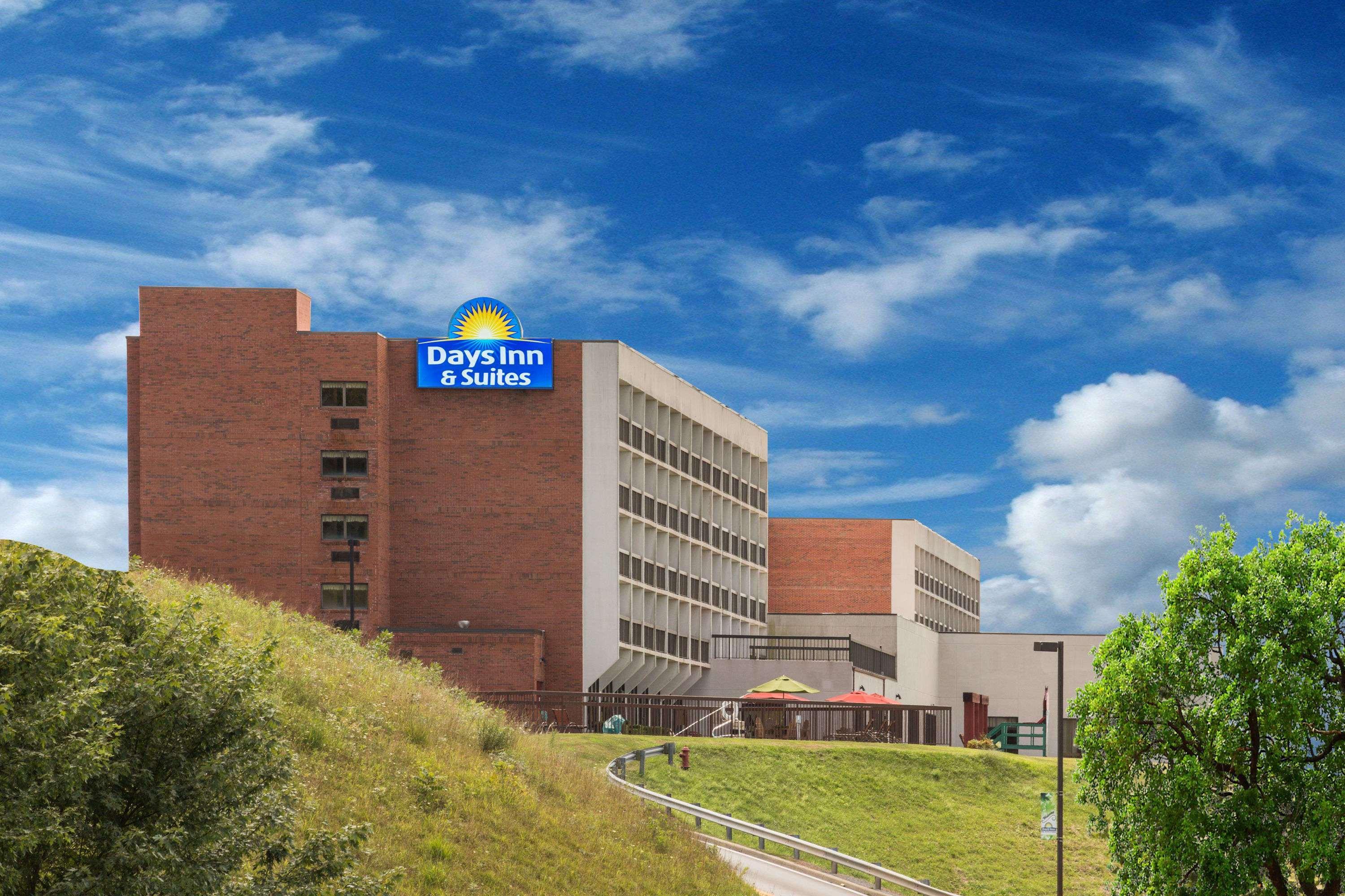 Days Inn & Suites By Wyndham Sutton Flatwoods Exterior foto